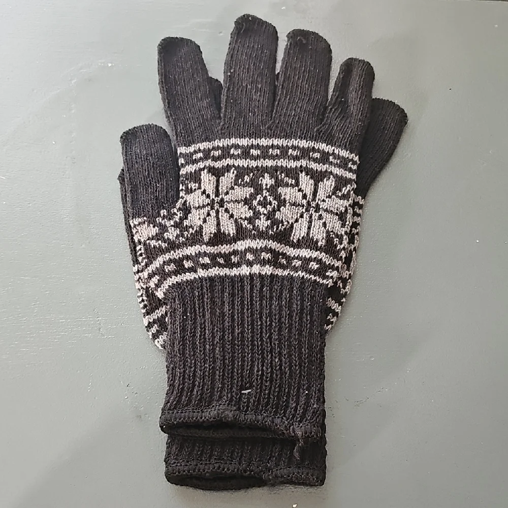 Gray and White Knit Gloves with‎ Snowflake Pattern. New